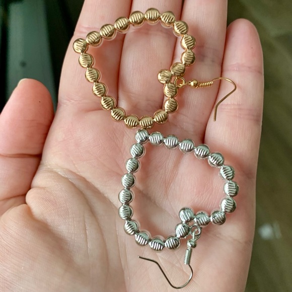 🛑3 for $10 MUST GO SALE Silver Heart Pearl Outline Drop Earring - Picture 3 of 6